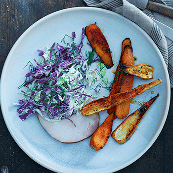Hamburgerryg med vinter coleslaw og ovnbagte rodfrugt fritter