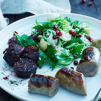 Medister med rå salat af rosenkål, granatæble, persille og sennepsbagte rødbeder
