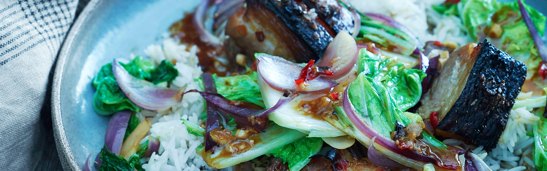 Ribbenssteg med honning, chili/citrongræs og kinakål