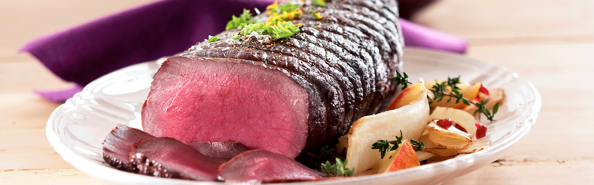 Marineret roastbeef med ristede pærer og hasselnøddeflager