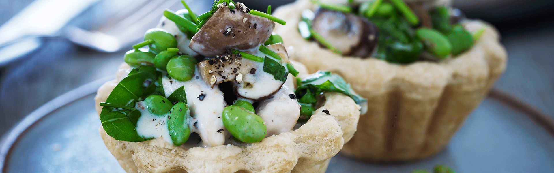 Tarteletter med kylling, svampe, ærter og basilikum