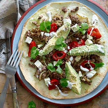 Bagt tortillas med oksekød, jalapenos, fetaost og sprød avocado