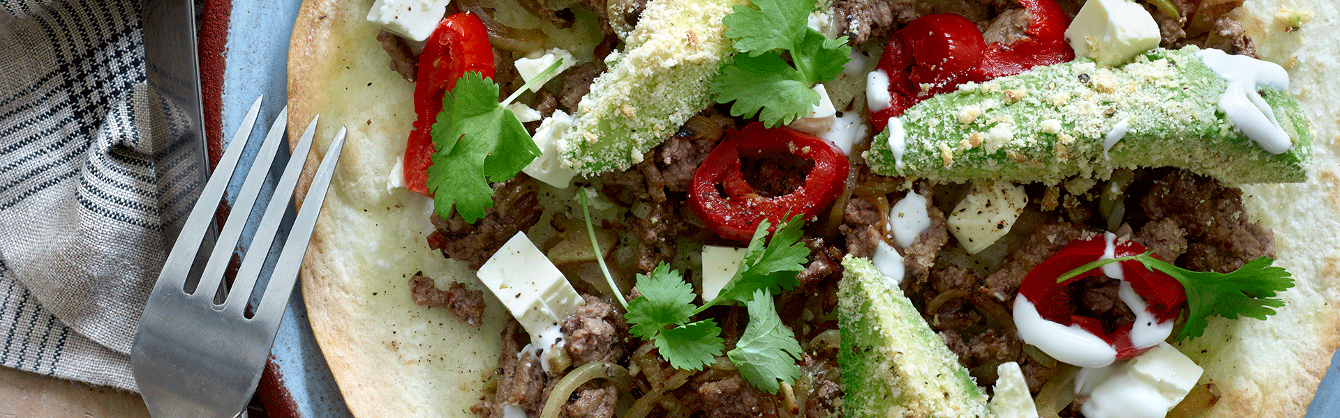Bagt tortillas med oksekød, jalapenos, fetaost og sprød avocado