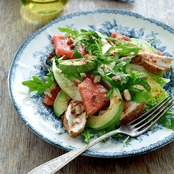 Salat med spicy kylling, avocado, grapefrugt og hasselnødder
