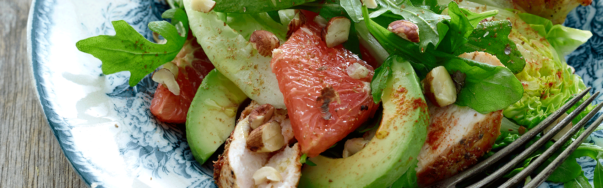 Salat med spicy kylling, avocado, grapefrugt og hasselnødder