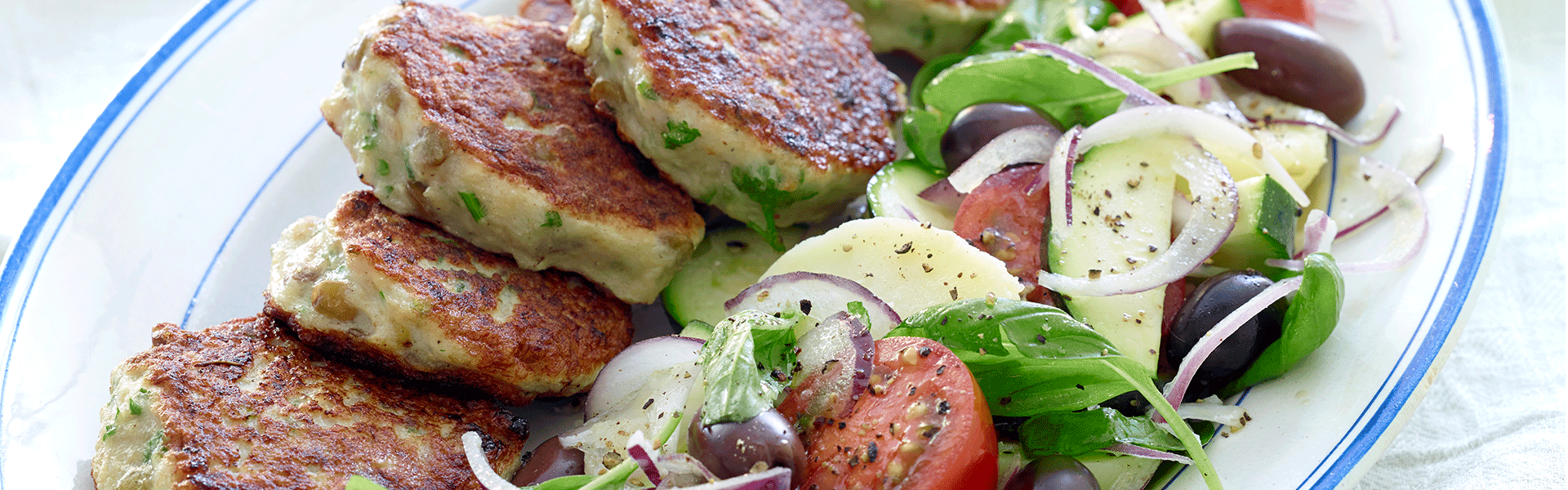 Kyllingefrikadeller med linser, persille og kartoffelsalat