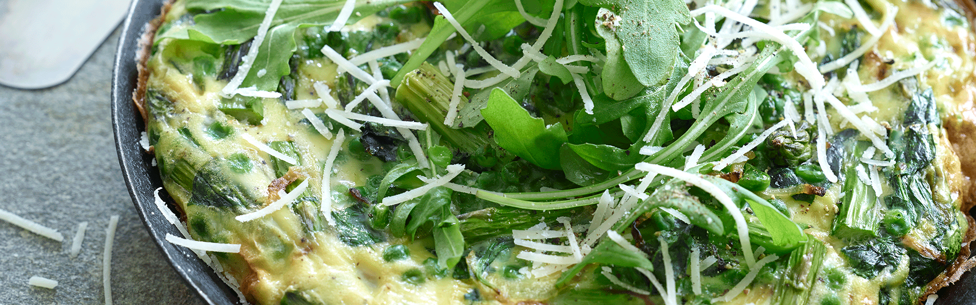 Grøn æggekage med spinat, ærter, rucolasalat og parmesan