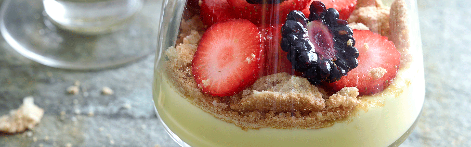 Citrongræs pannacotta med sommerbær og sprøde makroner