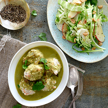Boller i karry med kokosmælk, peanuts og spidskålsalat med æbler