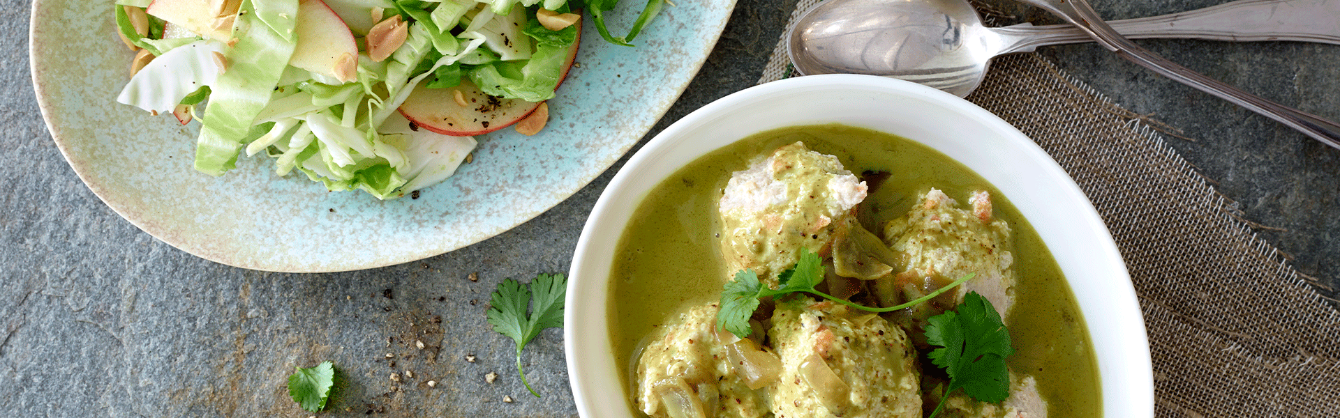 Boller i karry med kokosmælk, peanuts og spidskålsalat med æbler