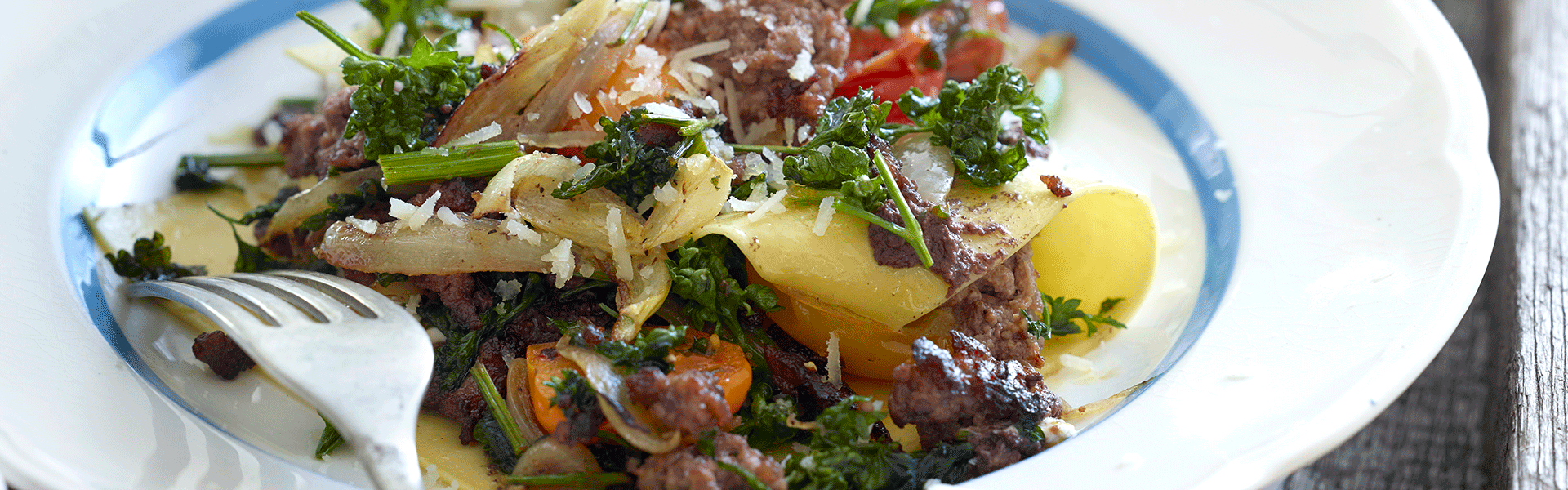 Lasagne med oksekød, bønner, friskost og basilikum