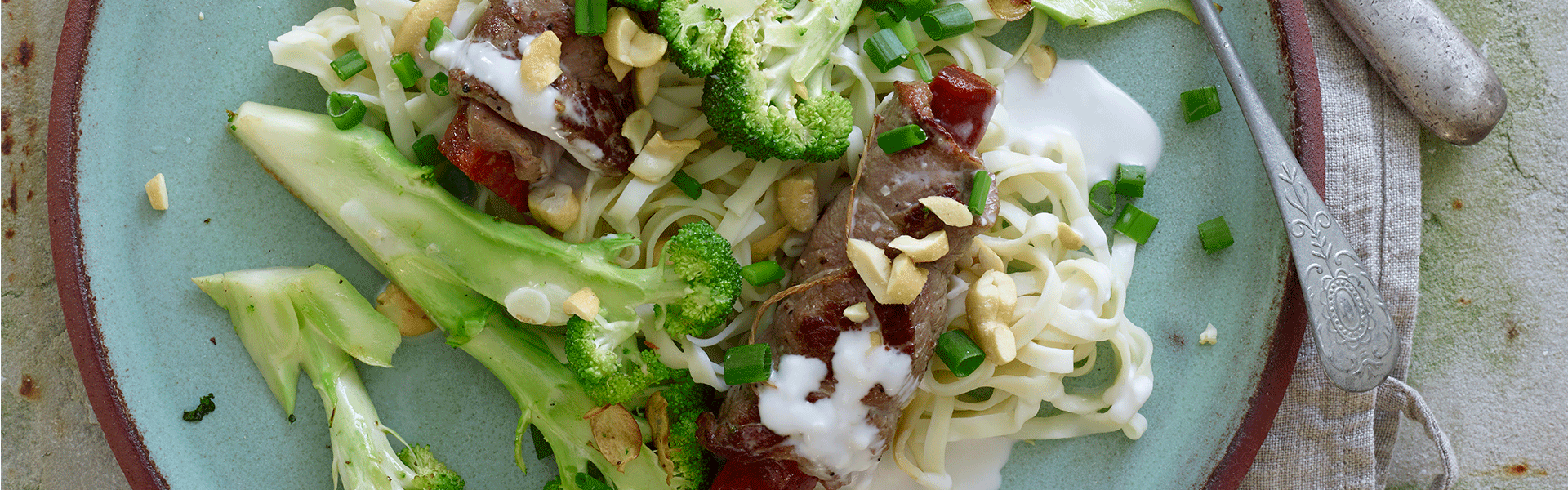 Benløse fugle med chorizo, kokosmælk, broccoli og nudler