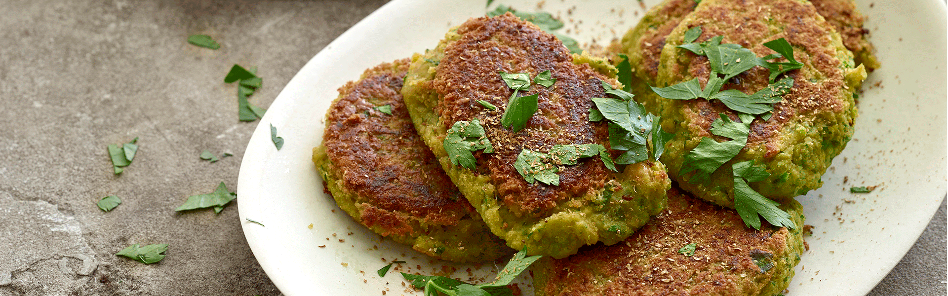 Hjemmelavede, pandestegte falafler med salat, pitabrød og hvidløgsdressing