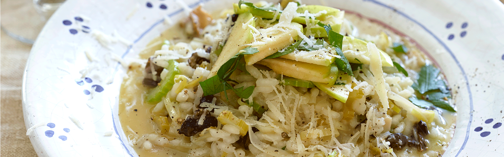 Risotto med porre, æbler og tørrede Karl Johan svampe