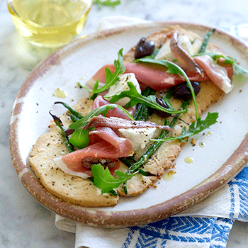 Sprød norditaliensk pizza med bønner, parmaskinke, mozzarellaost, ansjoser og parmesan