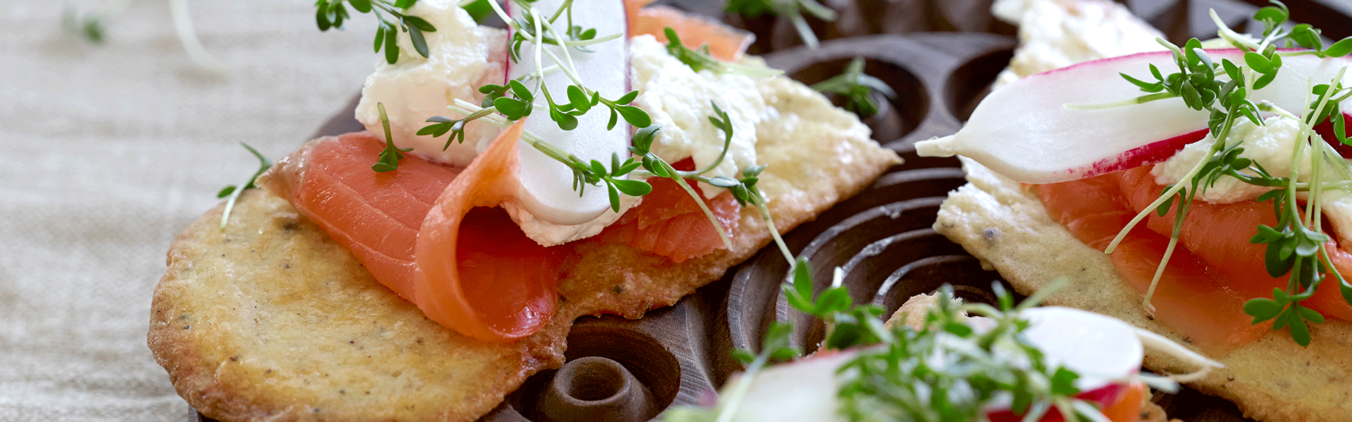 Peber lavosh fladbrød med røget laks, karse og ricottaost