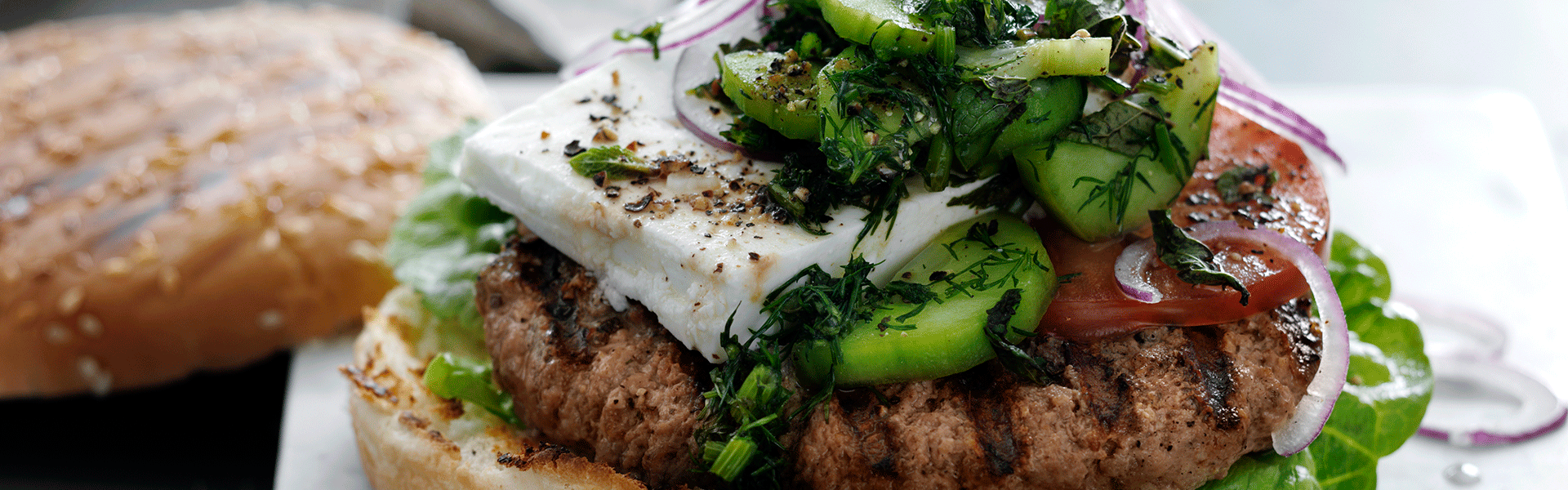 Lammeburger med fetaost og agurk marineret med dild og mynte