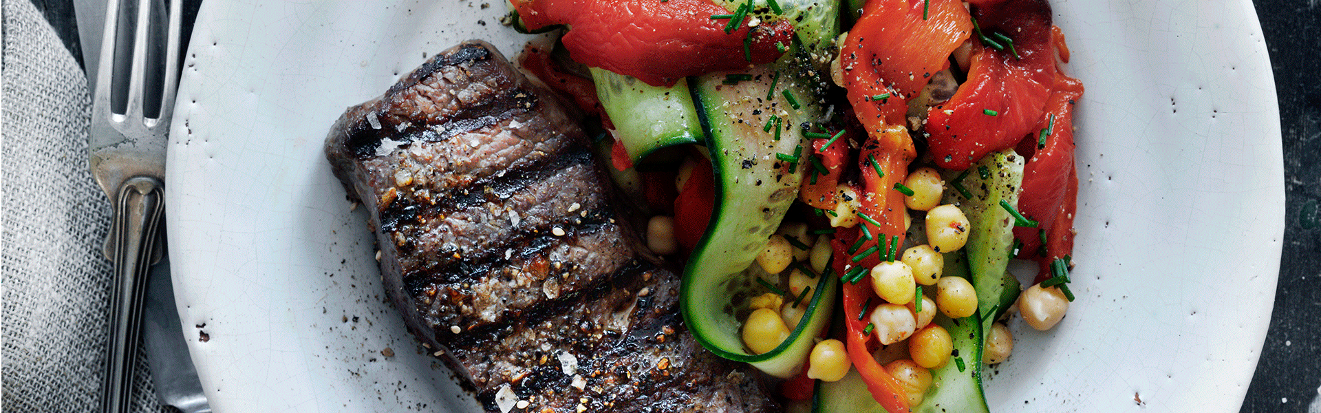 Oksebøffer med spicy rød peber og kikærte-salat
