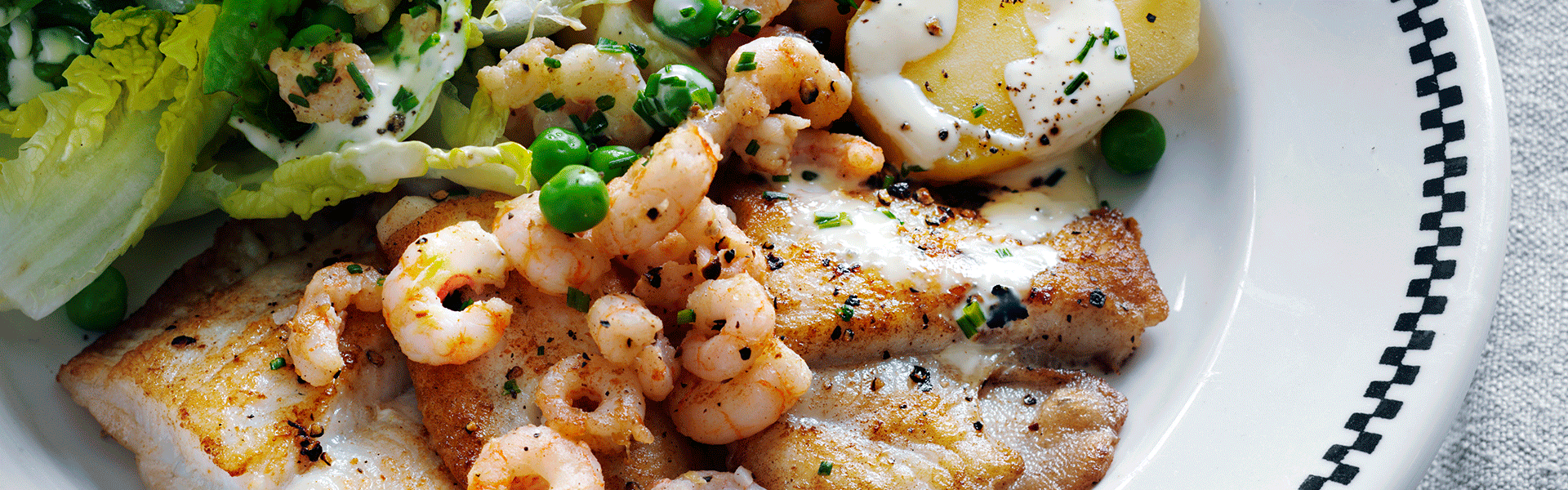 Rødspætte stegt med citronrejer, kartofler og mormor-dressing