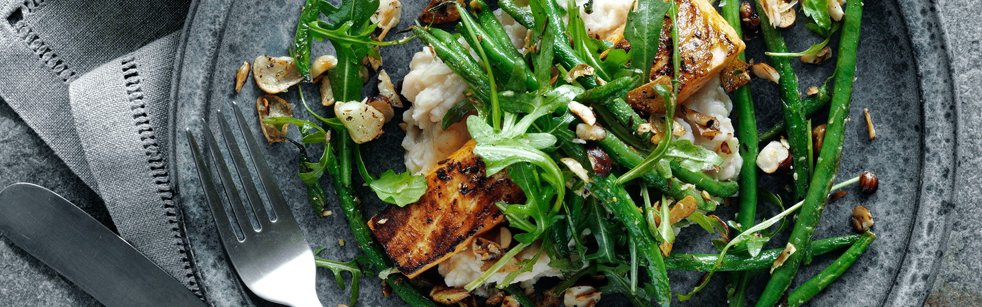 Laks marineret med røget paprika, fennikelfrø og bønnepure