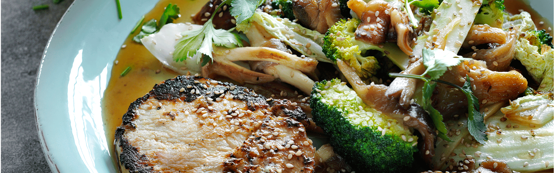 Ingefær gris med stegte asiatiske grøntsager og ris