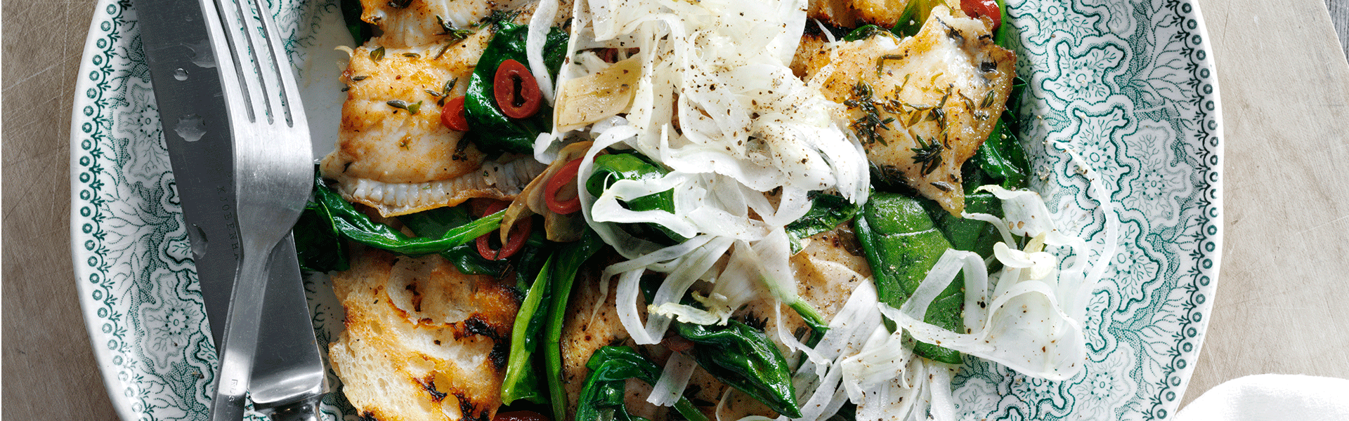 Stegt fisk med wokstegt spinat, fennikel og grillet brød