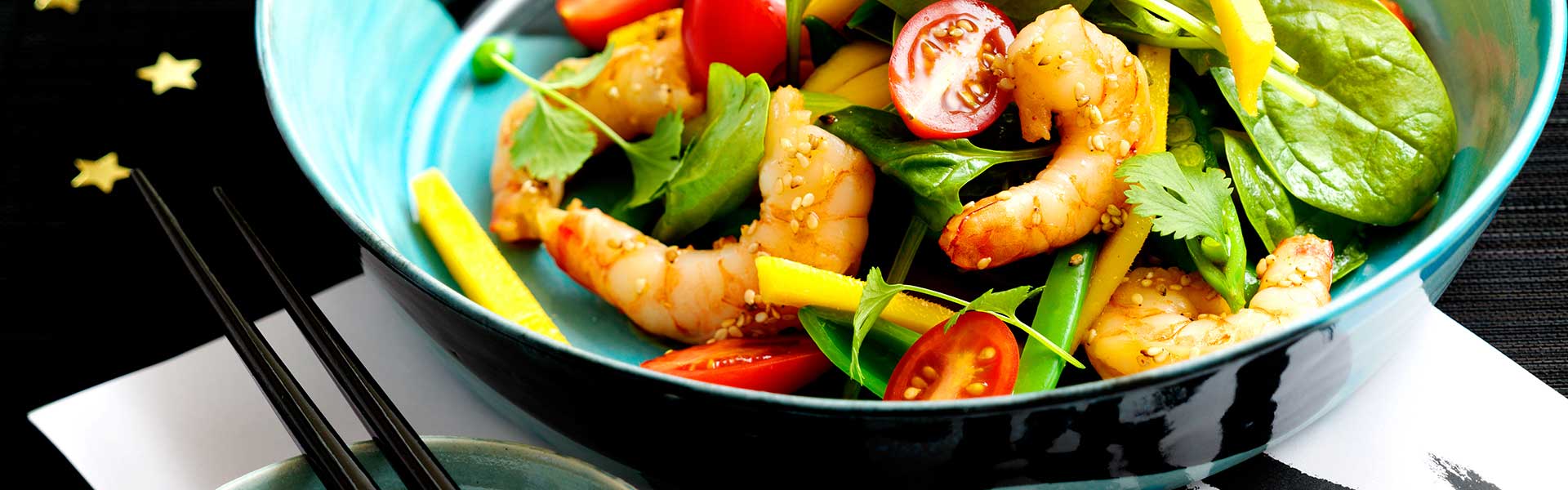 Asiatisk salat med tigerrejer, mango og sesamdressing