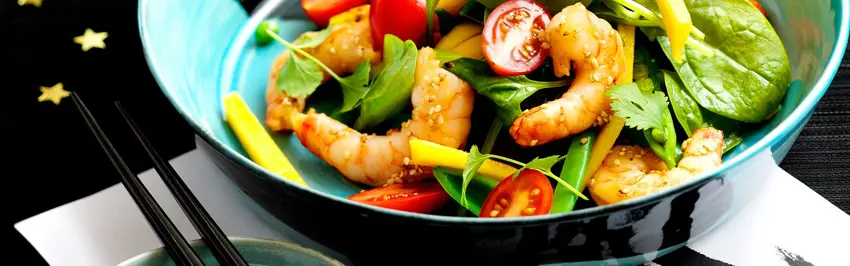 Asiatisk salat med tigerrejer, mango og sesamdressing