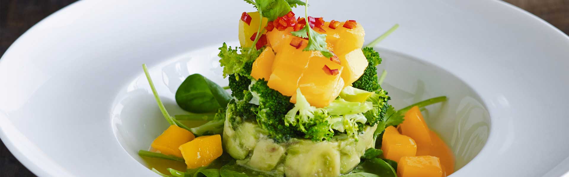 Avocado/broccoli/mango-salat