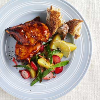 Barbecue kyllingefilet med kartoffel-bønnesalat