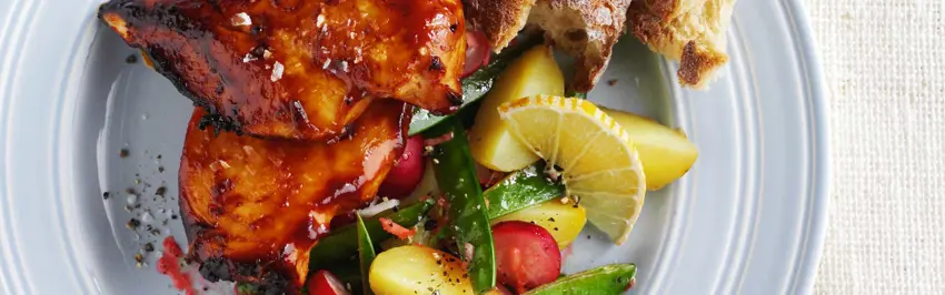 Barbecue kyllingefilet med kartoffel-bønnesalat