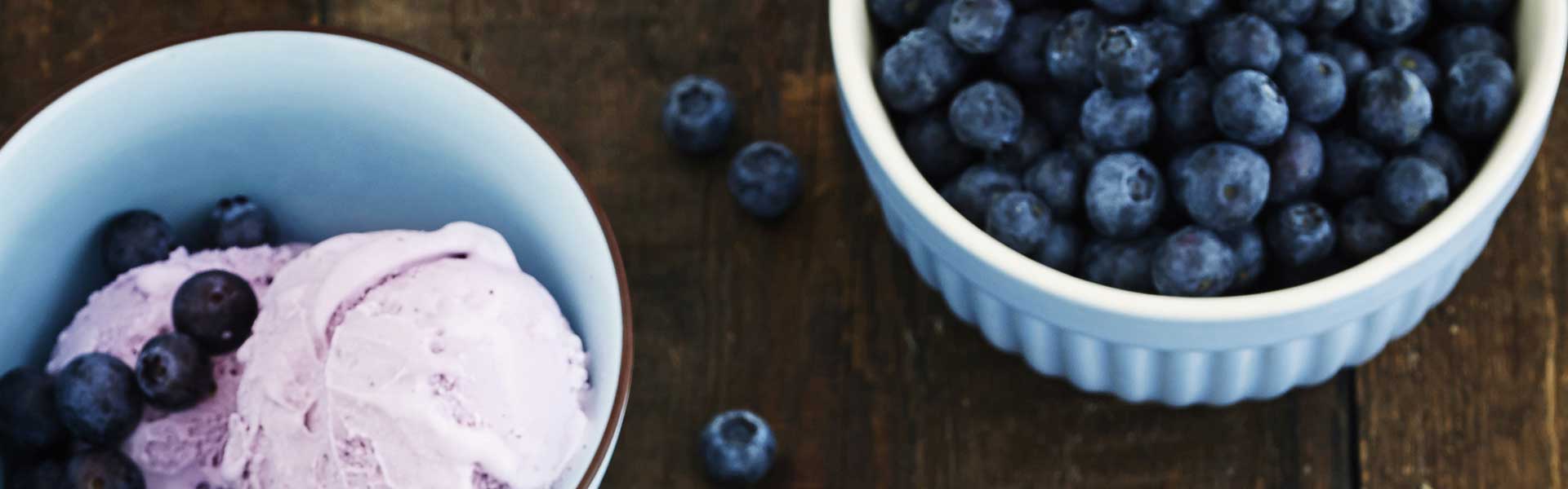 Blåbæris med blåbærmarmelade og friske bær