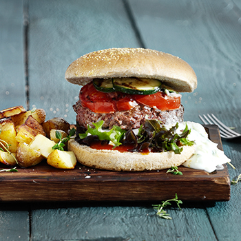Burger med grillet grønt og tzatziki