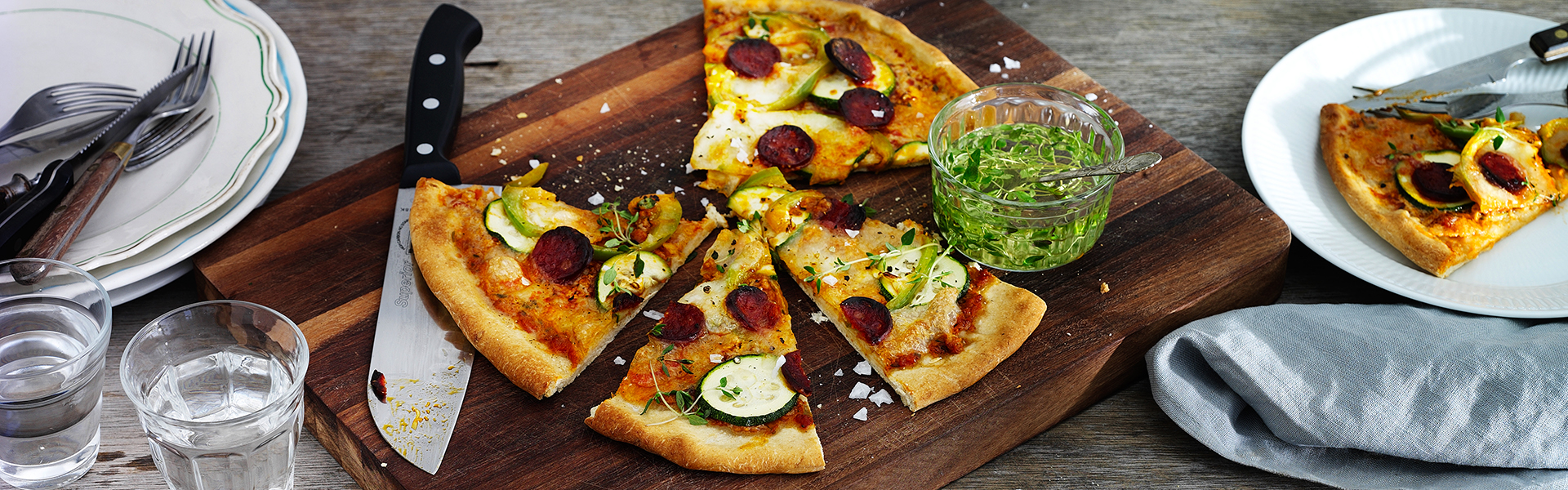 Fuldkornspizza med chorizo og grillede grøntsager