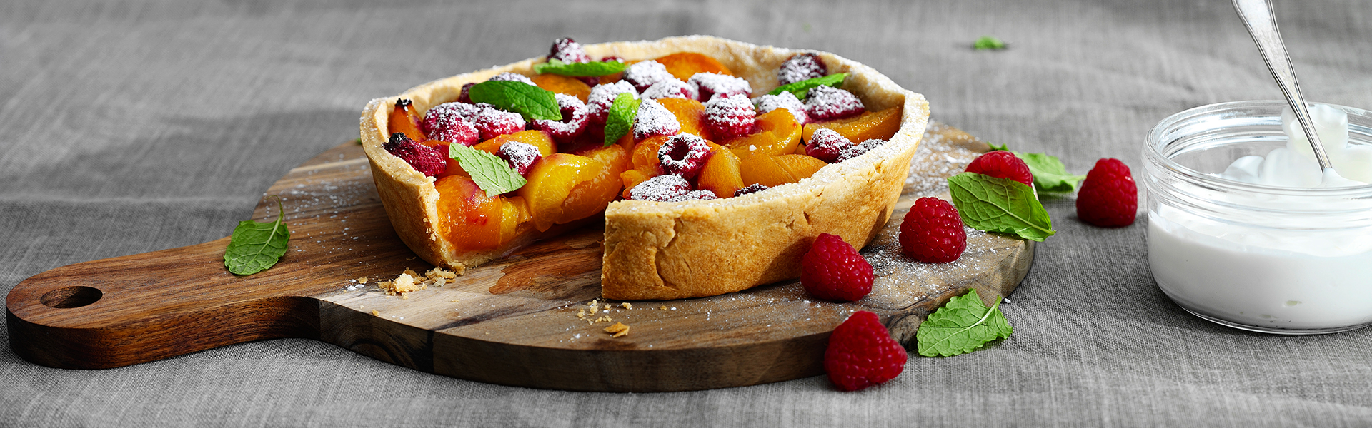 Grilltærte med abrikos og hindbær med et hint af lakrids