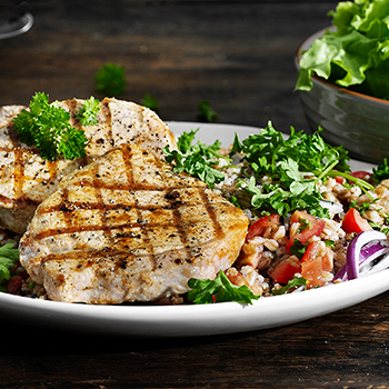 Grillede koteletter med perlespeltsalat