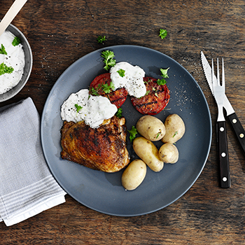 Grillede kyllingeoverlår med grill-tomater og tzatziki med valnødder