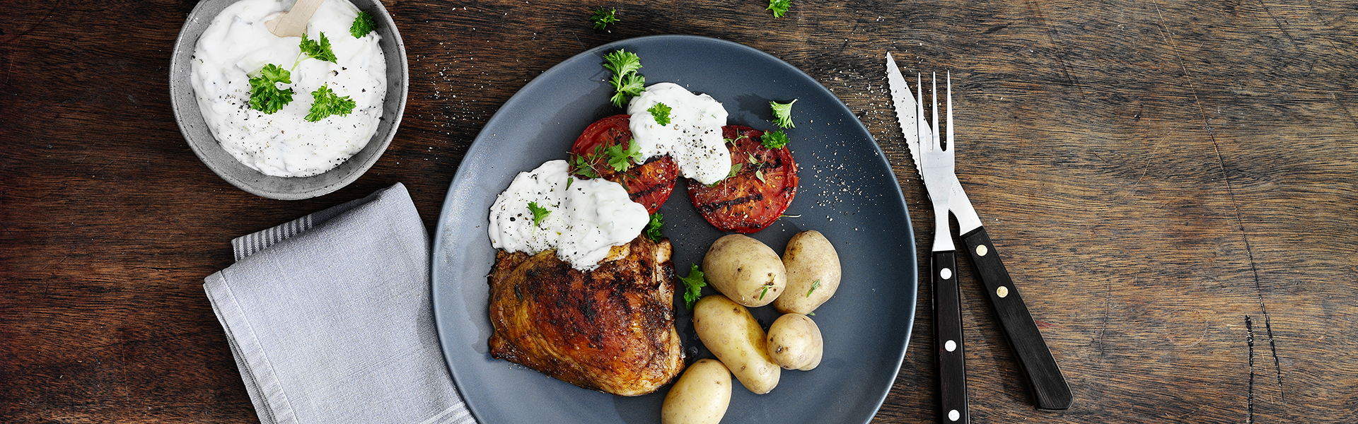 Grillede kyllingeoverlår med grill-tomater og tzatziki med valnødder