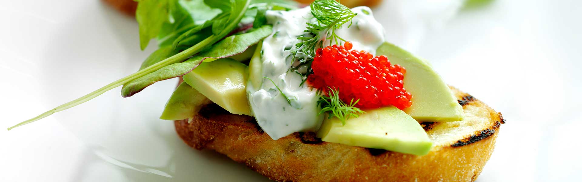 Grillet brød med avocado, krydderurtedressing og stenbiderrogn