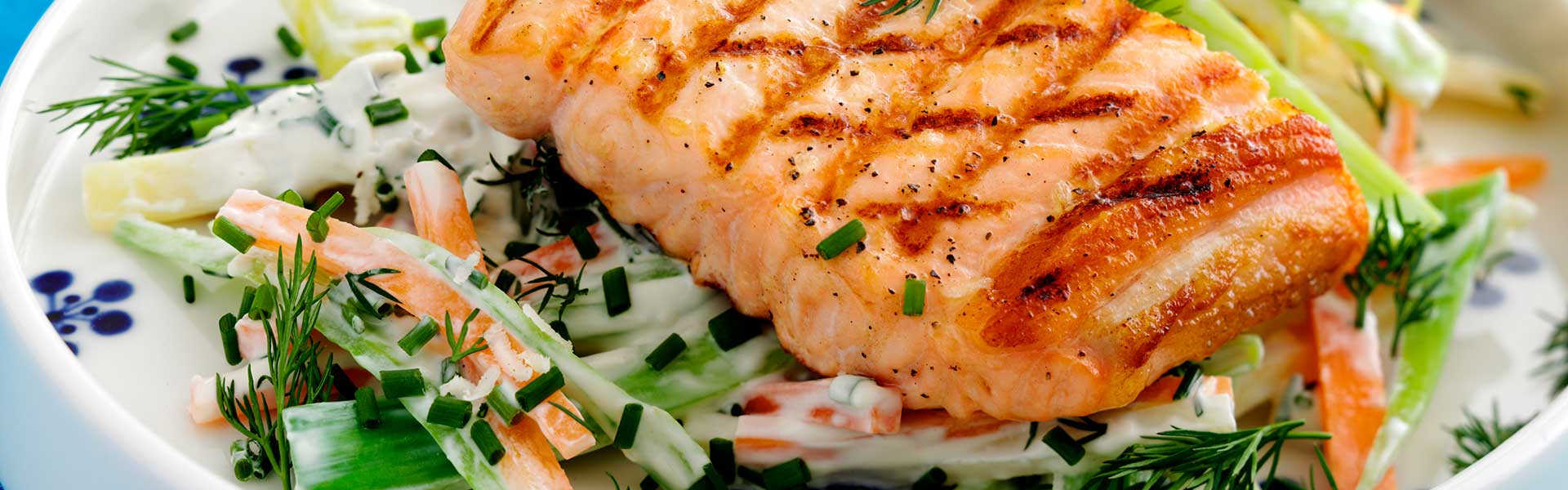 Grillet laks med grøntsager i peberrod