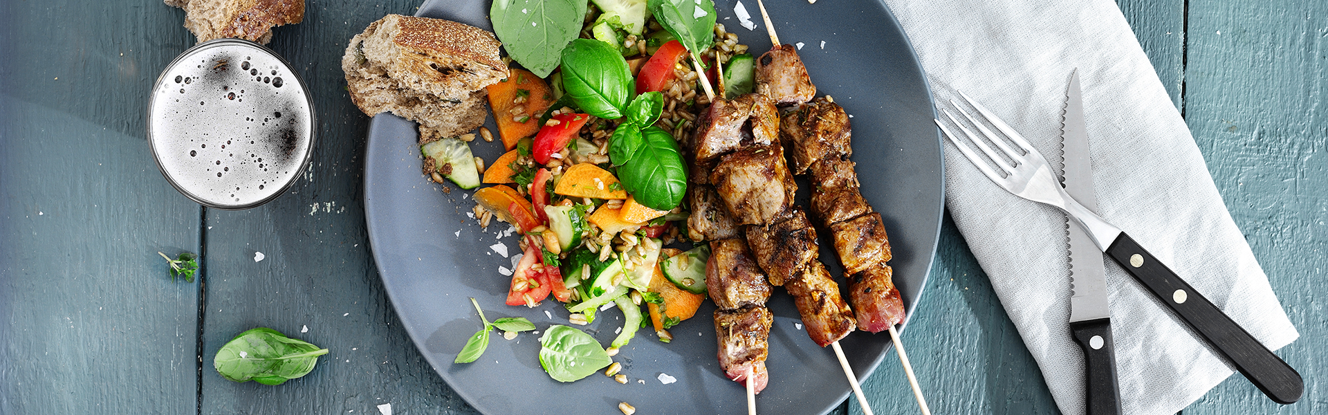 Grillede lammespyd med perlespeltsalat