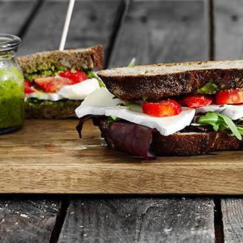 Grillet sandwich med brie, jordbær og rucola