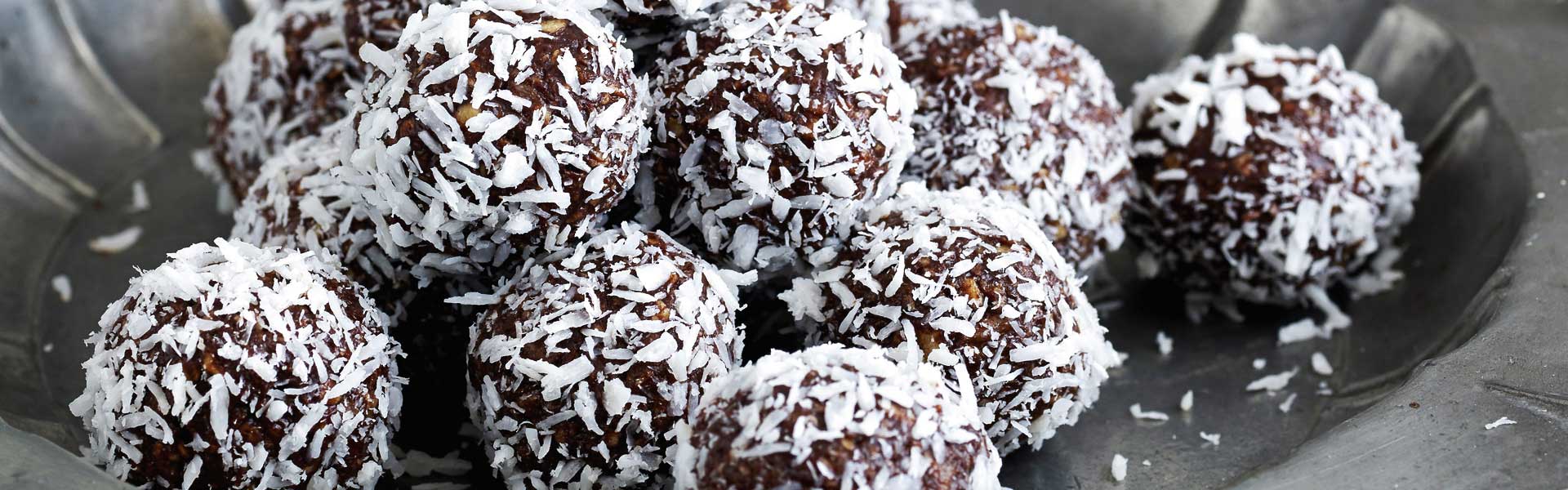 Havregrynskugler med dadler og chokolade