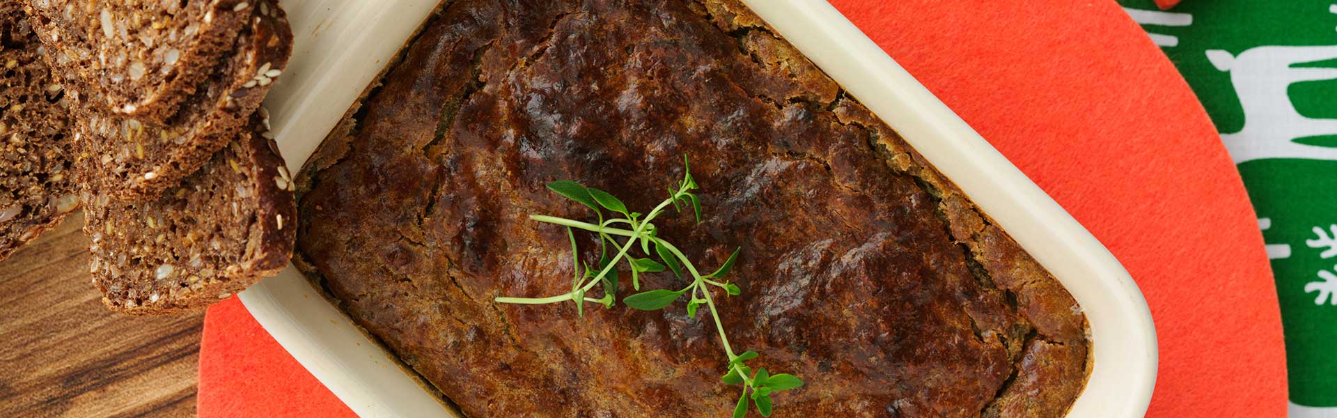 Hjemmelavet leverpostej og nem agurkesalat