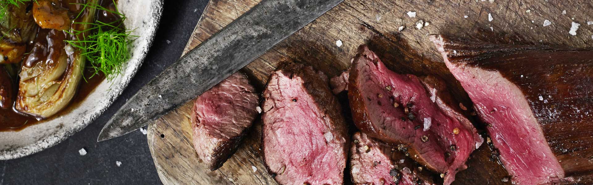 Krondyrmørbrad med kantareller og fennikel