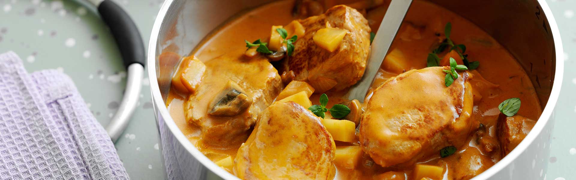 Mørbradgryde med paprika, bacon og champignoner