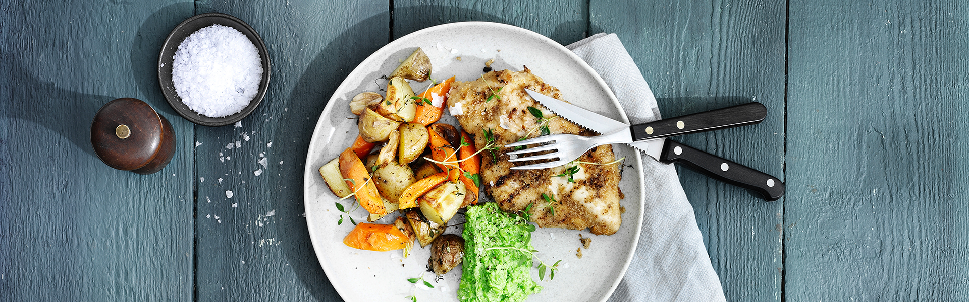 Parmesanpaneret kylling med hvidløgsgrønt og ærtemos