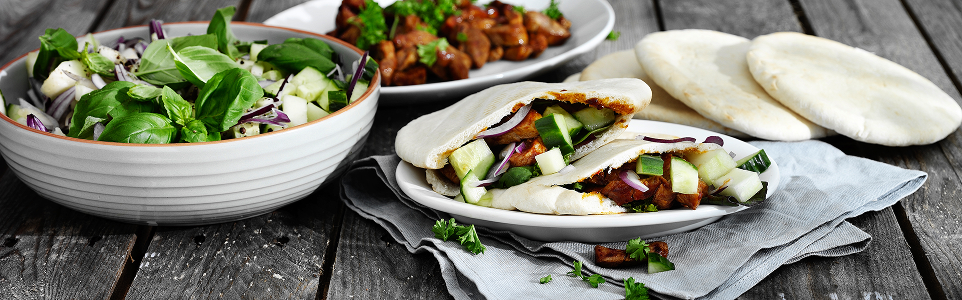 Pita med wokket bbq-mørbrad og melonsalat