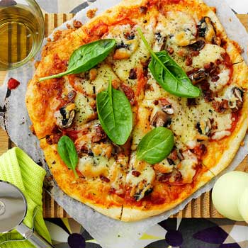 Pizza med tomat, bacon, portobello og spinat