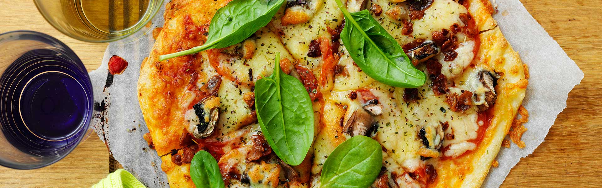 Pizza med tomat, bacon, portobello og spinat